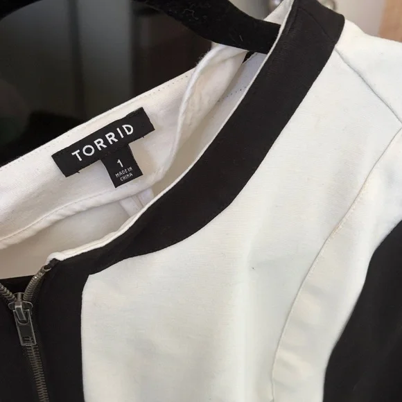 Torrid Black and White Contrast Zip-Up Top - Picture 4 of 5